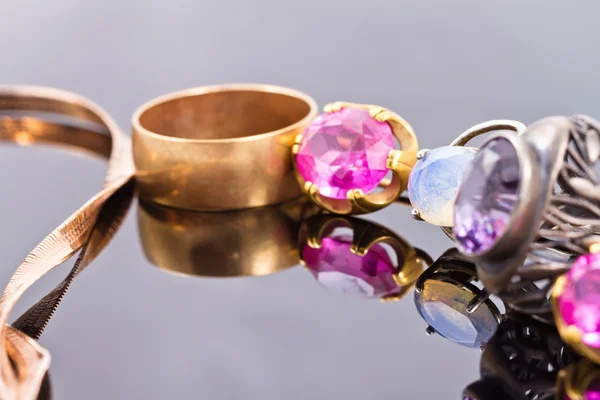 Variedad de joyas hechas de metales preciosos — Foto de Stock