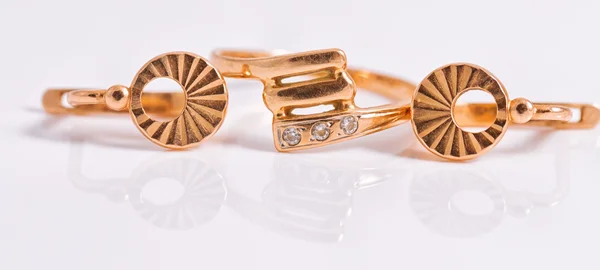 Eleganti orecchini in oro e un anello dello stesso set — Foto Stock