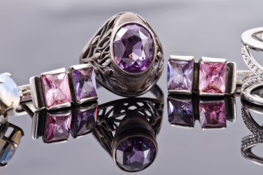 Gümüş Yüzük küpe ile mor değerli taşlar ile oyulmuş
