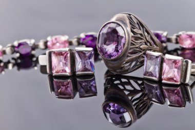 Alışılmadık güzel gümüş zincir ve gümüş yüzük