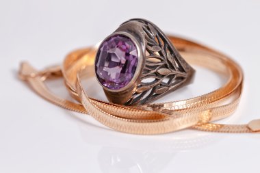 Altın zincir yılan kumaşı ve gümüş yakut yüzük