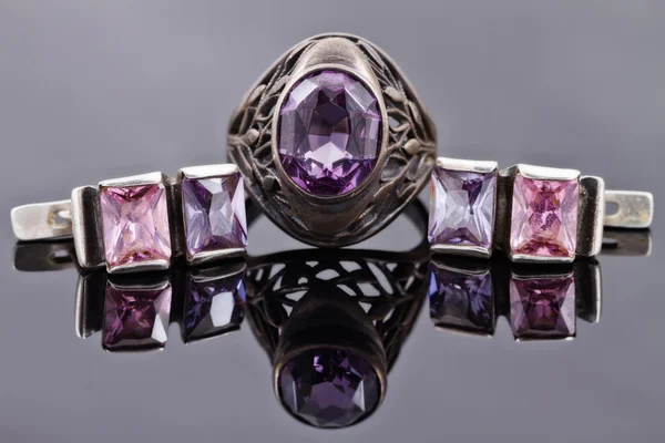 Snidade silverring med örhängen med lila ädelstenar — Stockfoto