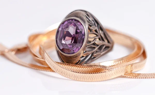 Gouden ketting snake netwerk en zilver ruby ring — Stockfoto