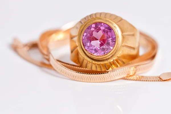 Cadena de oro y anillo de oro con rubí — Foto de Stock
