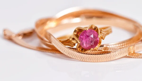 Rantai emas dan cincin emas dengan ruby — Stok Foto