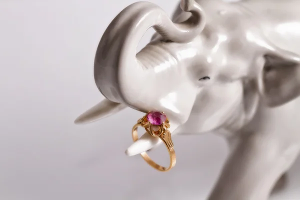 Porslin Figurin av en elefant med en silver ring — Stockfoto