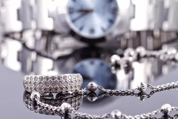 Gümüş Yüzük ve zincir arka planda saatı