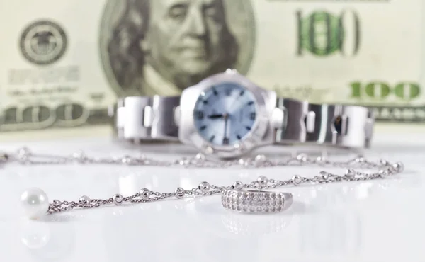 Anillo y cadena de plata en el fondo de los relojes —  Fotos de Stock