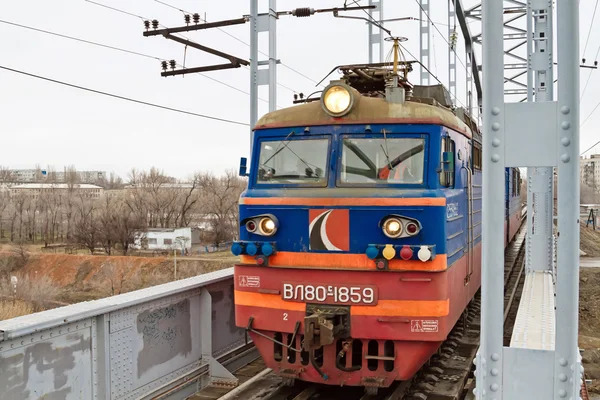 Passeios de comboio na ponte ferroviária sobre o Volga-don navegável c — Fotografia de Stock