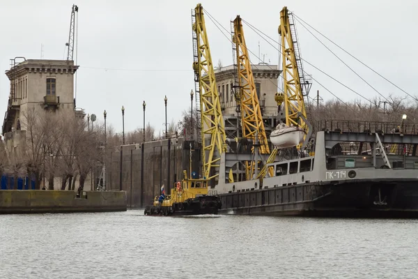 Работы по замене шлюзовых ворот Волго-Донского морского канала — стоковое фото