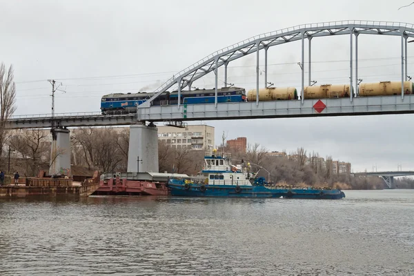 Train rides on the railway bridge over the Volga-don navigable c — Stock Photo, Image