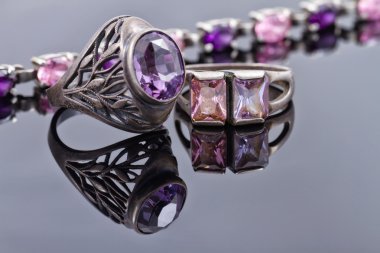 Mavi bir mücevher ve bir gümüş bilezik ile oyulmuş gümüş yüzük