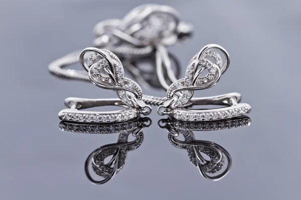 Eleganti orecchini in argento a forma di ferro di cavallo — Foto Stock