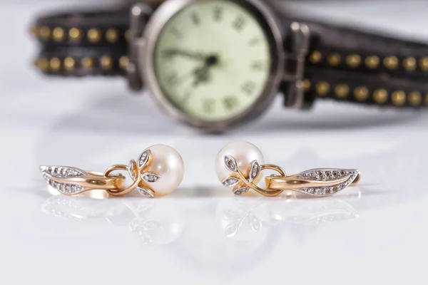 Guld smycken med pärlor och eleganta kvinnors klockor — Stockfoto