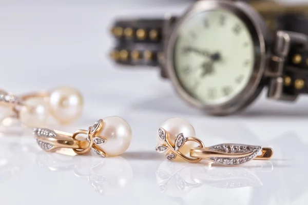 Inci ve zarif bayanlar saatler ile altın takı — Stok fotoğraf