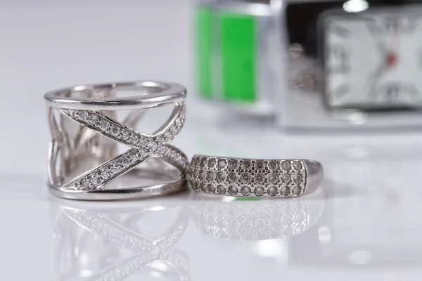 Stříbrné šperky s perlami a elegantní Dámské hodinky — Stock fotografie