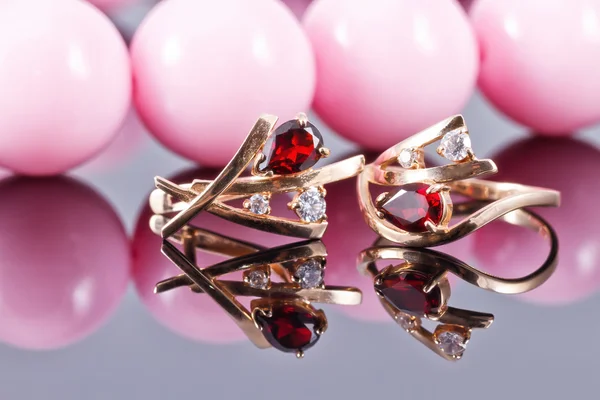 Az arany ékszerek, a ruby és a nagy rózsaszín gyöngyök készlet — Stock Fotó
