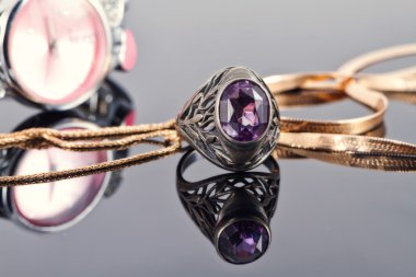 Altın zincir yılan kumaşı ve gümüş yakut yüzük