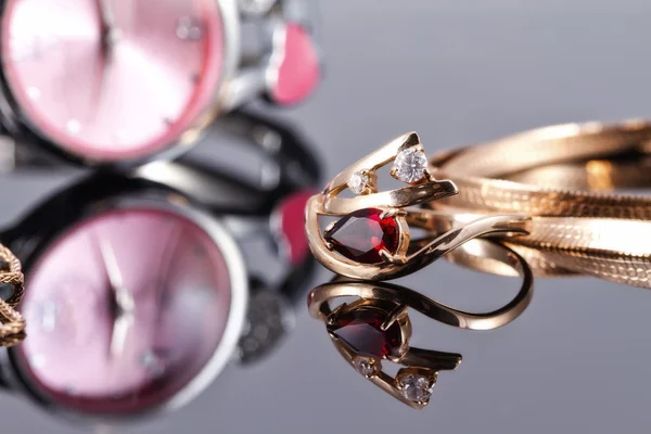Elegant Golden ring met een ruby en gouden ketting — Stockfoto