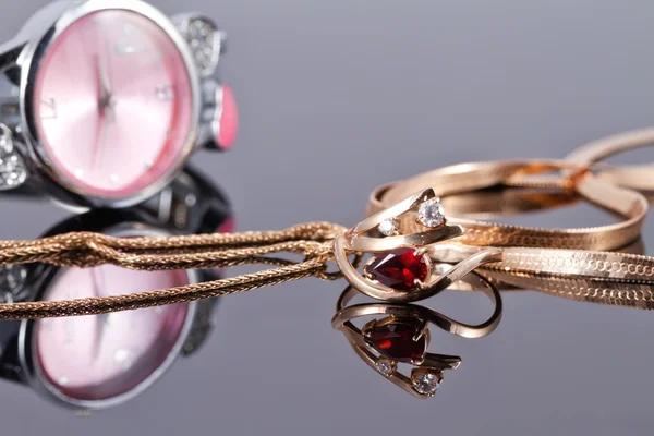 Elegant Golden ring met een ruby en gouden ketting — Stockfoto