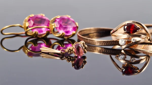 Gold jewelry with rubies — Stock Photo, Image