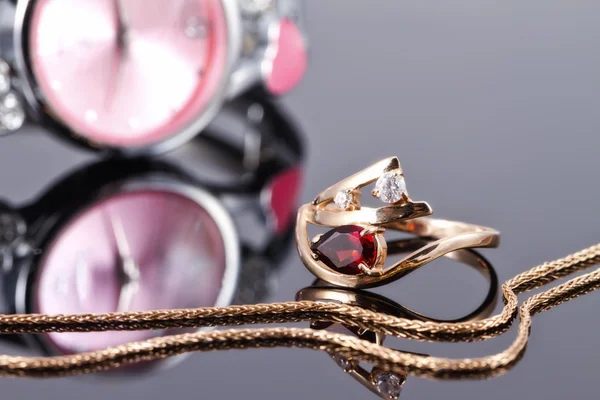 Elegant Golden ring with a ruby and gold chain — Stock Photo, Image