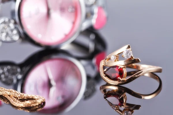 Elegant Golden ring met een ruby en gouden ketting — Stockfoto