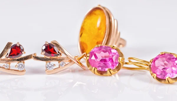 Gouden ring is sierlijk gebogen vorm ruby — Stockfoto