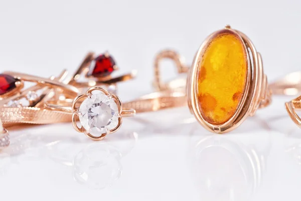 Gold rings with diamonds and amber — Stock Photo, Image