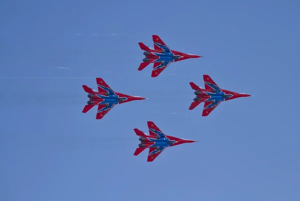 Demostración de rendimiento del grupo de aviación de acrobacias aéreas Milita —  Fotos de Stock