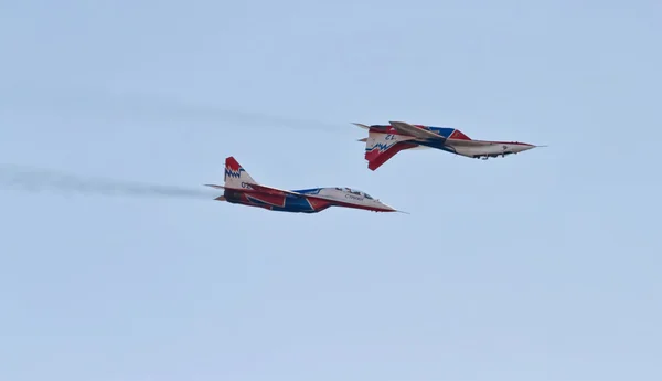 Acrobatische vluchten uitgevoerd door luchtvaart groep aerobatics militaire-ai — Stockfoto