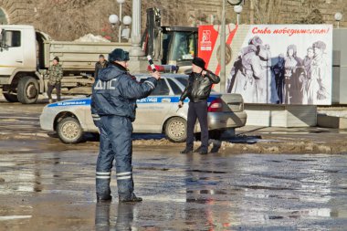 Yol devriye polis çalışanlarının yoğun int de trafiği düzenleyen