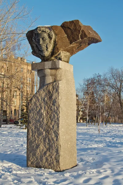 El monumento al gran poeta ruso Alexander Pushkin tallado — Foto de Stock
