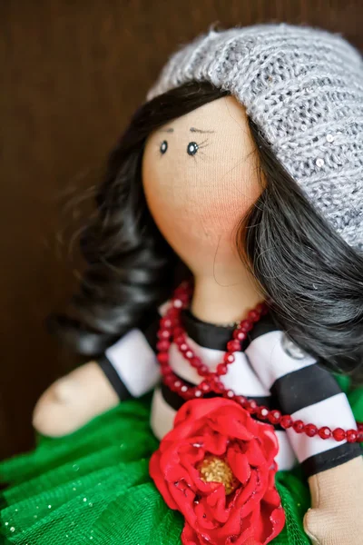 Lembrança de boneca artesanal morena em uma saia verde exuberante — Fotografia de Stock