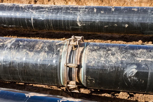 Use chain roller centralizer for joining metal pipes — Stock Photo, Image