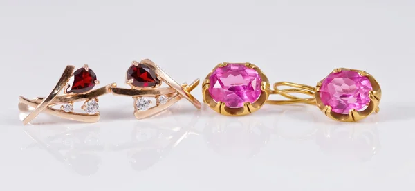 Two sets of gold earrings with rubies and alexandrites — Stock Photo, Image