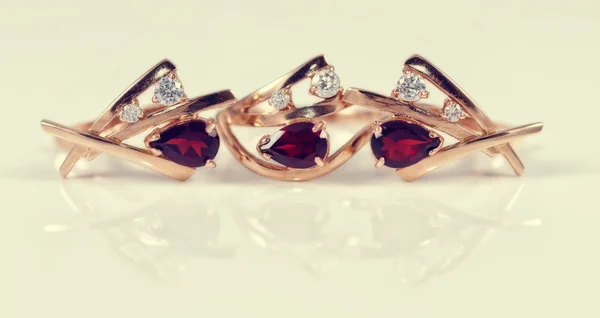 Набор золотых сережек и кольцо с рубином — стоковое фото