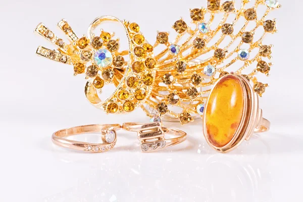 Wielki Złoty pierścionek z broszka z bursztynu i złoto — Zdjęcie stockowe