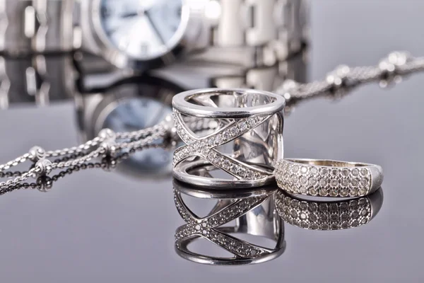 Anel elegante feito de corrente de prata e prata e relógios femininos — Fotografia de Stock