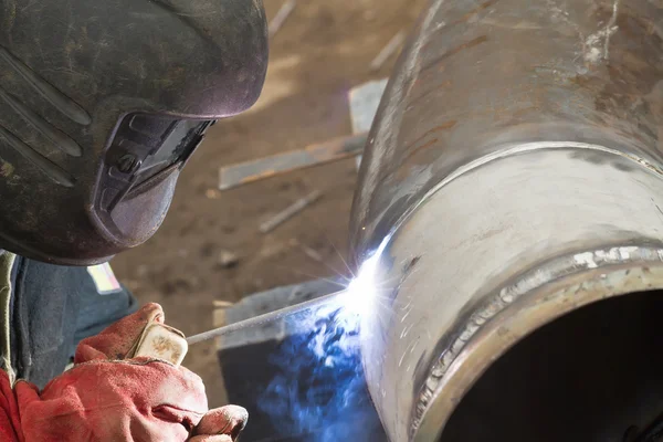 Kaynakçı Kaynak işleri boru hatları paslanmaz çelik üzerinde gerçekleştirir. — Stok fotoğraf