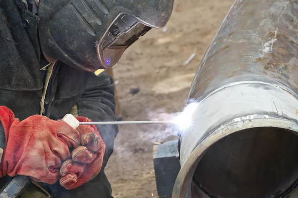 Soldador realiza trabajos de soldadura en tuberías de acero inoxidable — Foto de Stock