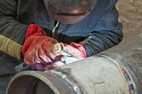 Soldador realiza trabajos de soldadura en tuberías de acero inoxidable — Foto de Stock