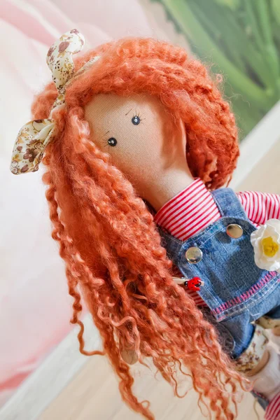 Boneca colecionável feito à mão com cabelo natural vermelho — Fotografia de Stock
