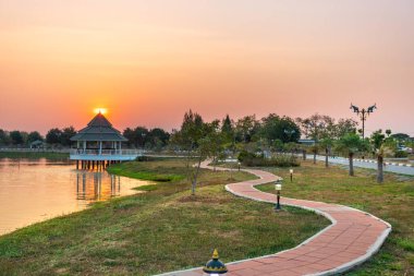 Günbatımı ve su kanalları akşam.