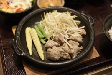 Fast food mısır filizleri kızarmış domuz eti.