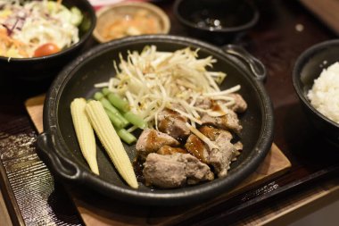 Fast food mısır filizleri kızarmış domuz eti.