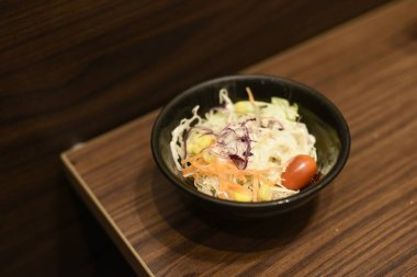 Restoranda sebze salatası var..