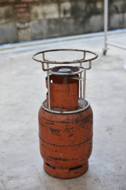Kırmızı Grungy Sıvılaştırılmış Petrol Gazı (LPG) Silindiri.
