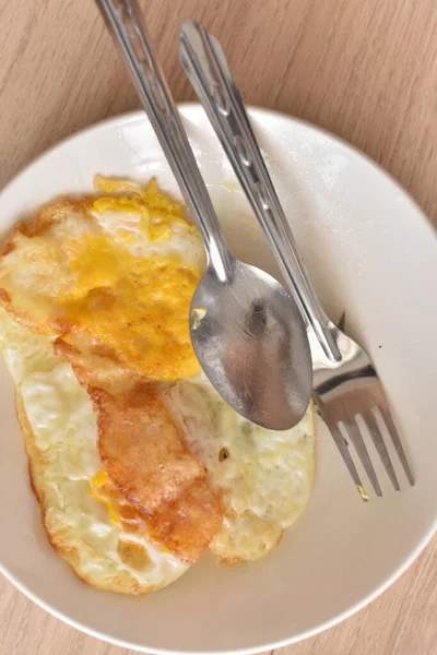 Huevos Fritos Plato Blanco — Foto de Stock