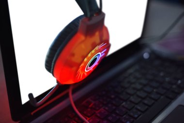 Kulaklıklarda kırmızı ışık ve bilgisayar var.